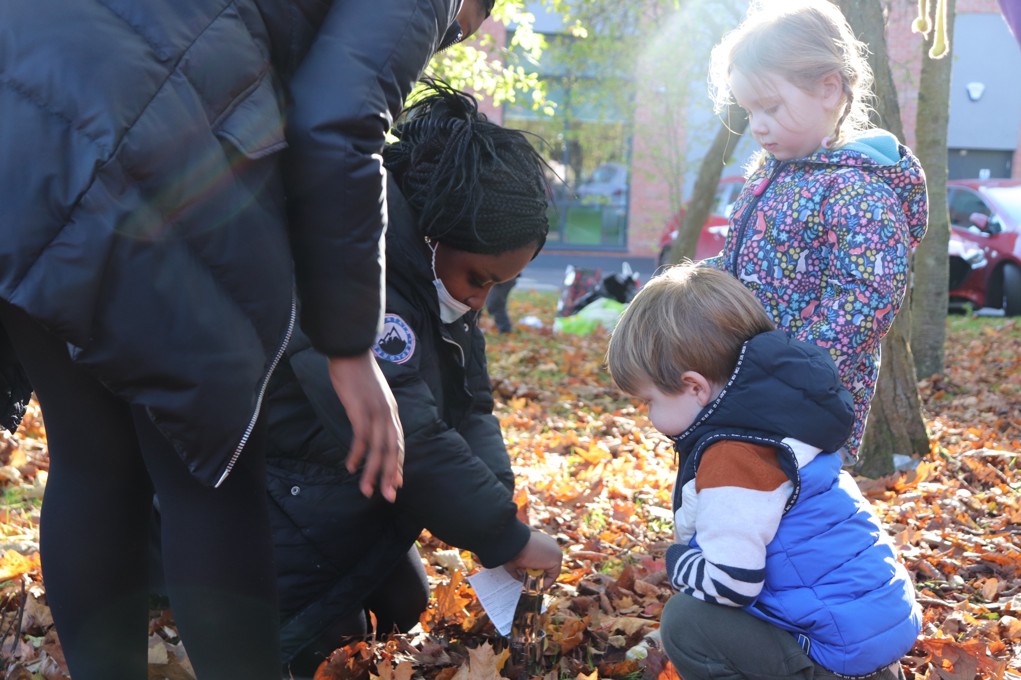 Turn Tilehurst Red - planting bulbs with Fledglings Nursery